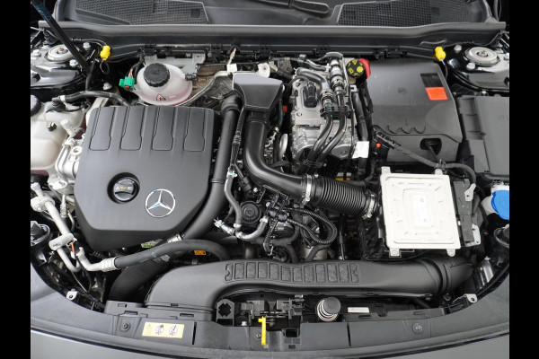 Mercedes-Benz A-Klasse 250 e Business Solution AMG Limited PHEV PLUG-IN HYBRIDE| PANORAMA DAK | AMBILIGHT | STOELVERWARMING | CAMERA | BLACK OPTIC PAKKET | WIDESCREEN DISPLAY | APPLE CARPLAY | RIJKLAAR MET 12 MND BOVAG GARANTIE |