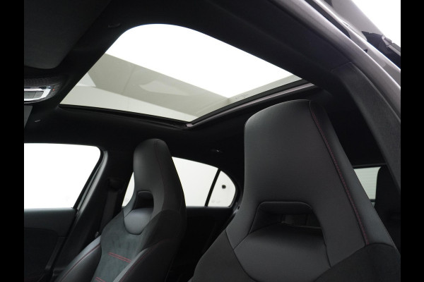 Mercedes-Benz A-Klasse 250 e Business Solution AMG Limited PHEV PLUG-IN HYBRIDE| PANORAMA DAK | AMBILIGHT | STOELVERWARMING | CAMERA | BLACK OPTIC PAKKET | WIDESCREEN DISPLAY | APPLE CARPLAY | RIJKLAAR MET 12 MND BOVAG GARANTIE |