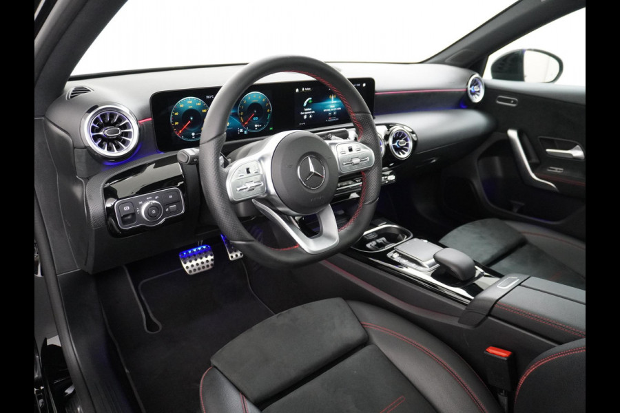 Mercedes-Benz A-Klasse 250 e Business Solution AMG Limited PHEV PLUG-IN HYBRIDE| PANORAMA DAK | AMBILIGHT | STOELVERWARMING | CAMERA | BLACK OPTIC PAKKET | WIDESCREEN DISPLAY | APPLE CARPLAY | RIJKLAAR MET 12 MND BOVAG GARANTIE |