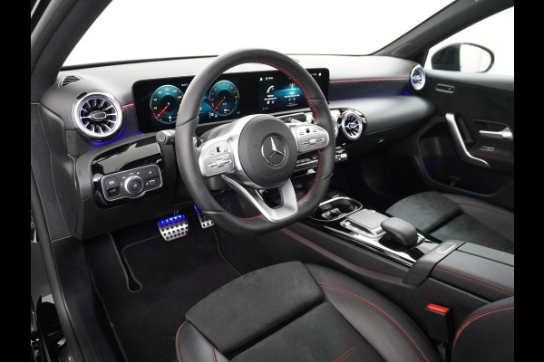 Mercedes-Benz A-Klasse 250 e Business Solution AMG Limited PHEV PLUG-IN HYBRIDE| PANORAMA DAK | AMBILIGHT | STOELVERWARMING | CAMERA | BLACK OPTIC PAKKET | WIDESCREEN DISPLAY | APPLE CARPLAY | RIJKLAAR MET 12 MND BOVAG GARANTIE |