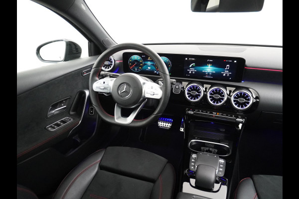 Mercedes-Benz A-Klasse 250 e Business Solution AMG Limited PHEV PLUG-IN HYBRIDE| PANORAMA DAK | AMBILIGHT | STOELVERWARMING | CAMERA | BLACK OPTIC PAKKET | WIDESCREEN DISPLAY | APPLE CARPLAY | RIJKLAAR MET 12 MND BOVAG GARANTIE |