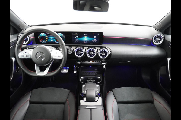 Mercedes-Benz A-Klasse 250 e Business Solution AMG Limited PHEV PLUG-IN HYBRIDE| PANORAMA DAK | AMBILIGHT | STOELVERWARMING | CAMERA | BLACK OPTIC PAKKET | WIDESCREEN DISPLAY | APPLE CARPLAY | RIJKLAAR MET 12 MND BOVAG GARANTIE |