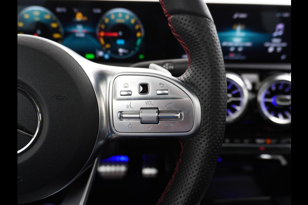 Mercedes-Benz A-Klasse 250 e Business Solution AMG Limited PHEV PLUG-IN HYBRIDE| PANORAMA DAK | AMBILIGHT | STOELVERWARMING | CAMERA | BLACK OPTIC PAKKET | WIDESCREEN DISPLAY | APPLE CARPLAY | RIJKLAAR MET 12 MND BOVAG GARANTIE |