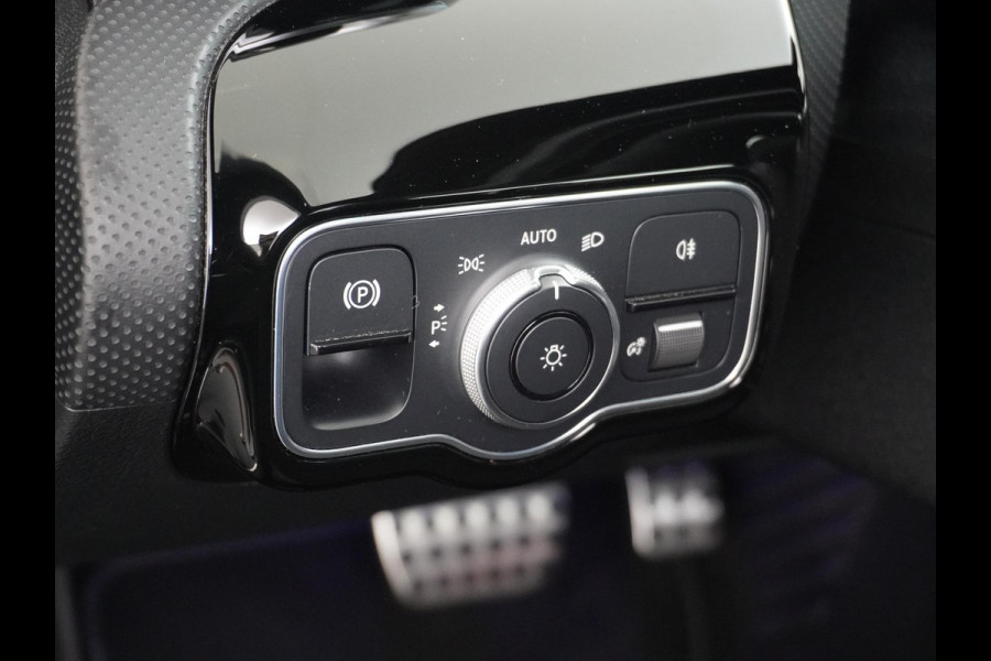 Mercedes-Benz A-Klasse 250 e Business Solution AMG Limited PHEV PLUG-IN HYBRIDE| PANORAMA DAK | AMBILIGHT | STOELVERWARMING | CAMERA | BLACK OPTIC PAKKET | WIDESCREEN DISPLAY | APPLE CARPLAY | RIJKLAAR MET 12 MND BOVAG GARANTIE |