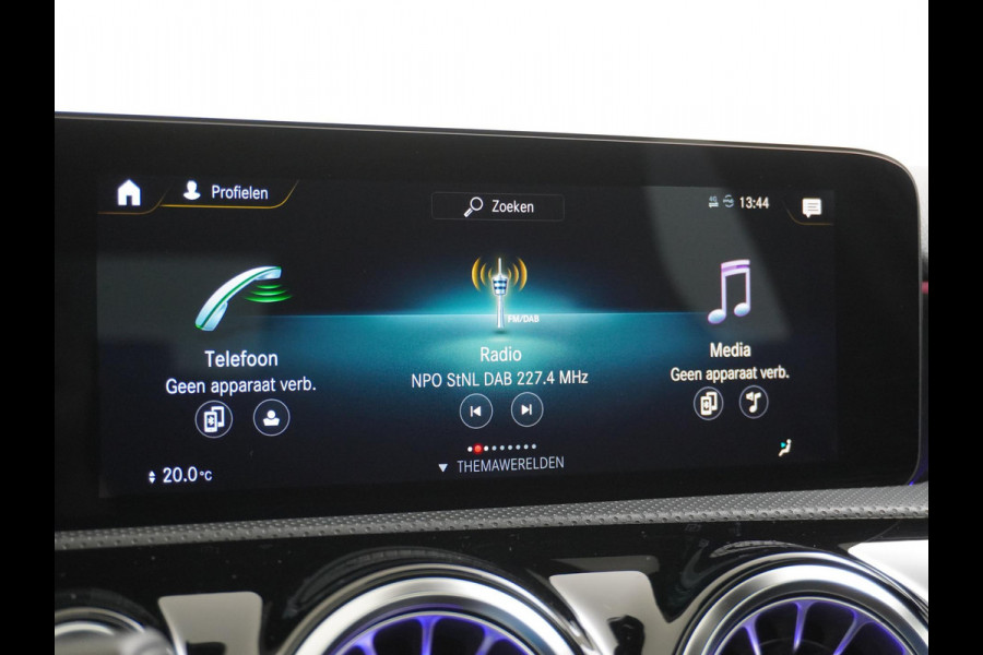 Mercedes-Benz A-Klasse 250 e Business Solution AMG Limited PHEV PLUG-IN HYBRIDE| PANORAMA DAK | AMBILIGHT | STOELVERWARMING | CAMERA | BLACK OPTIC PAKKET | WIDESCREEN DISPLAY | APPLE CARPLAY | RIJKLAAR MET 12 MND BOVAG GARANTIE |