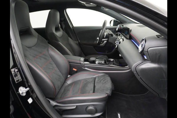 Mercedes-Benz A-Klasse 250 e Business Solution AMG Limited PHEV PLUG-IN HYBRIDE| PANORAMA DAK | AMBILIGHT | STOELVERWARMING | CAMERA | BLACK OPTIC PAKKET | WIDESCREEN DISPLAY | APPLE CARPLAY | RIJKLAAR MET 12 MND BOVAG GARANTIE |