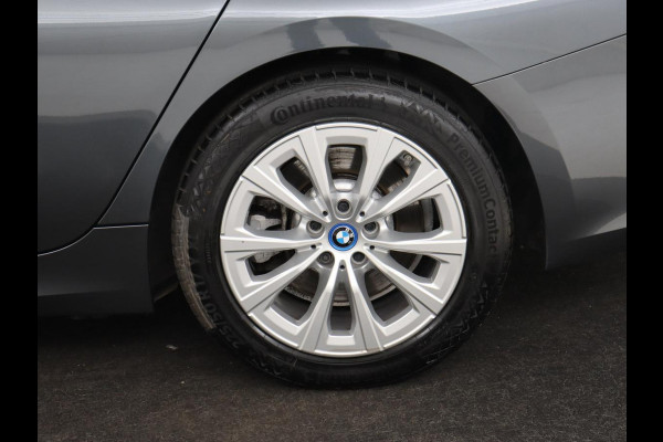 BMW 3-serie 320e Advantage | Panoramadak | Adaptive cruise | LaserLight | Leder | Sportstoelen | Stoelverwarming | Camera | Carplay | Live Cockpit | Sfeerverlichting | Navigatie | Keyless | PHEV | Plug In