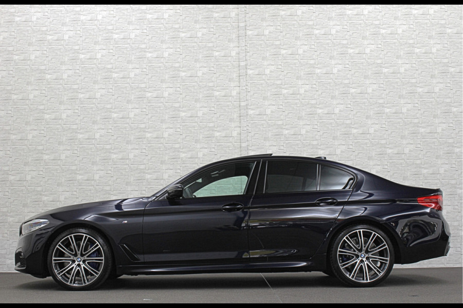 BMW 5 Serie 540i M-Sport | Schuifdak | Individual Leder | Harman-Kardon | Comfortstoelen | Head-Up | Memory | Full-LED | Stuurverwarming | 20'' | Origineel NL | Camera | Sfeerverlichting | Stoelverwarming | Carplay | Draadloos Laden |