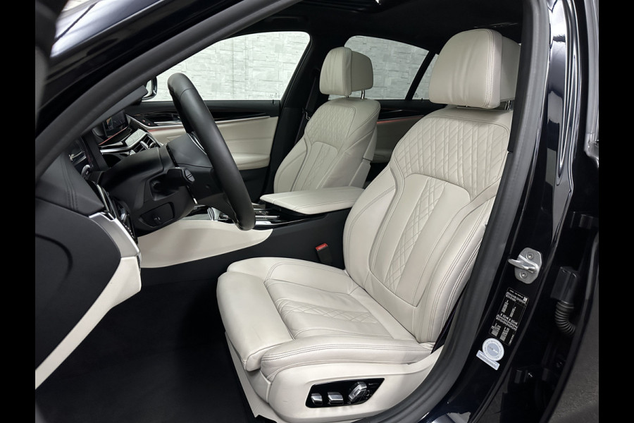 BMW 5 Serie 540i M-Sport | Schuifdak | Individual Leder | Harman-Kardon | Comfortstoelen | Head-Up | Memory | Full-LED | Stuurverwarming | 20'' | Origineel NL | Camera | Sfeerverlichting | Stoelverwarming | Carplay | Draadloos Laden |