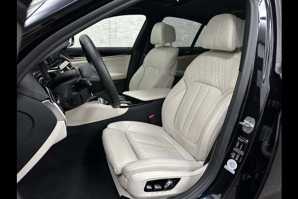 BMW 5 Serie 540i M-Sport | Schuifdak | Individual Leder | Harman-Kardon | Comfortstoelen | Head-Up | Memory | Full-LED | Stuurverwarming | 20'' | Origineel NL | Camera | Sfeerverlichting | Stoelverwarming | Carplay | Draadloos Laden |