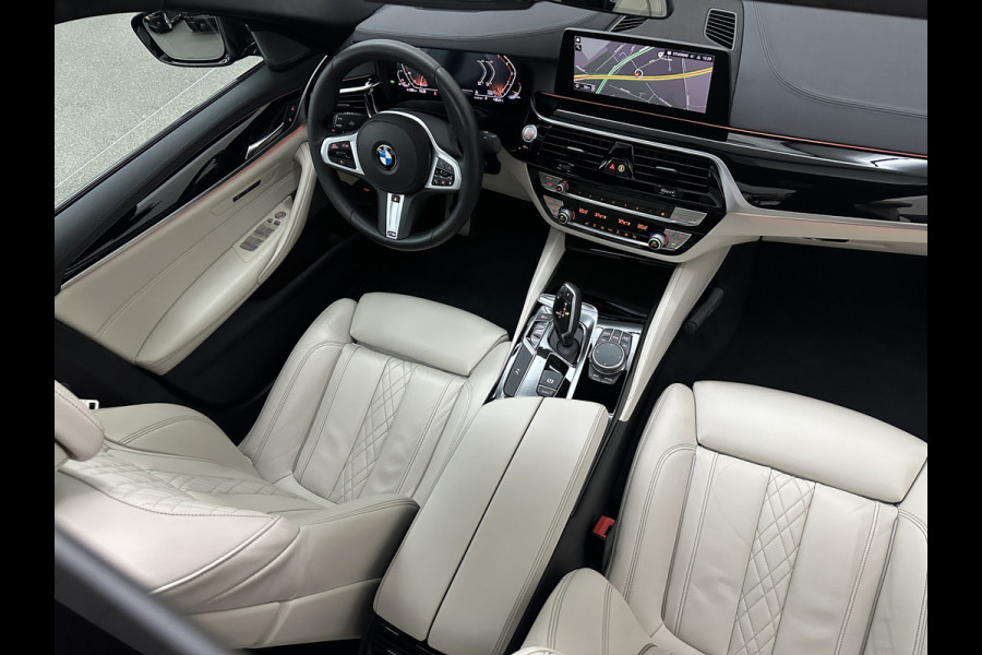 BMW 5 Serie 540i M-Sport | Schuifdak | Individual Leder | Harman-Kardon | Comfortstoelen | Head-Up | Memory | Full-LED | Stuurverwarming | 20'' | Origineel NL | Camera | Sfeerverlichting | Stoelverwarming | Carplay | Draadloos Laden |