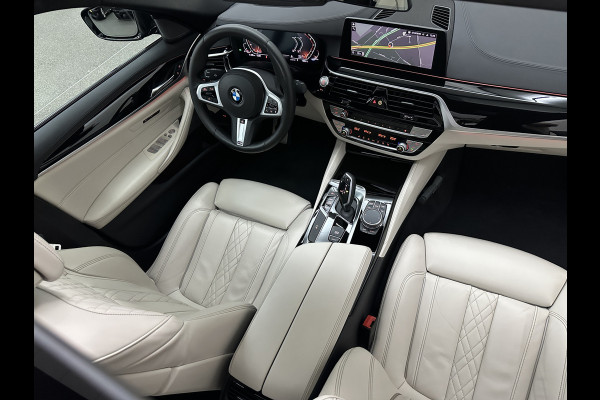 BMW 5 Serie 540i M-Sport | Schuifdak | Individual Leder | Harman-Kardon | Comfortstoelen | Head-Up | Memory | Full-LED | Stuurverwarming | 20'' | Origineel NL | Camera | Sfeerverlichting | Stoelverwarming | Carplay | Draadloos Laden |