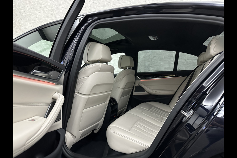 BMW 5 Serie 540i M-Sport | Schuifdak | Individual Leder | Harman-Kardon | Comfortstoelen | Head-Up | Memory | Full-LED | Stuurverwarming | 20'' | Origineel NL | Camera | Sfeerverlichting | Stoelverwarming | Carplay | Draadloos Laden |