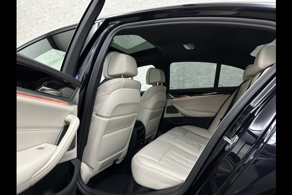 BMW 5 Serie 540i M-Sport | Schuifdak | Individual Leder | Harman-Kardon | Comfortstoelen | Head-Up | Memory | Full-LED | Stuurverwarming | 20'' | Origineel NL | Camera | Sfeerverlichting | Stoelverwarming | Carplay | Draadloos Laden |