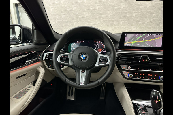 BMW 5 Serie 540i M-Sport | Schuifdak | Individual Leder | Harman-Kardon | Comfortstoelen | Head-Up | Memory | Full-LED | Stuurverwarming | 20'' | Origineel NL | Camera | Sfeerverlichting | Stoelverwarming | Carplay | Draadloos Laden |