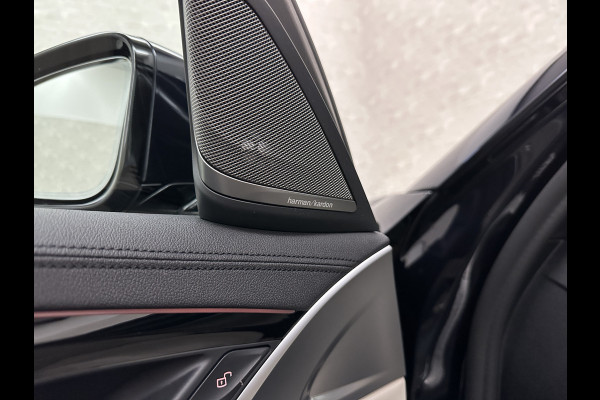BMW 5 Serie 540i M-Sport | Schuifdak | Individual Leder | Harman-Kardon | Comfortstoelen | Head-Up | Memory | Full-LED | Stuurverwarming | 20'' | Origineel NL | Camera | Sfeerverlichting | Stoelverwarming | Carplay | Draadloos Laden |