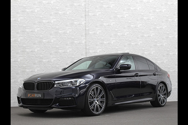 BMW 5 Serie 540i M-Sport | Schuifdak | Individual Leder | Harman-Kardon | Comfortstoelen | Head-Up | Memory | Full-LED | Stuurverwarming | 20'' | Origineel NL | Camera | Sfeerverlichting | Stoelverwarming | Carplay | Draadloos Laden |