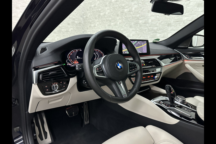 BMW 5 Serie 540i M-Sport | Schuifdak | Individual Leder | Harman-Kardon | Comfortstoelen | Head-Up | Memory | Full-LED | Stuurverwarming | 20'' | Origineel NL | Camera | Sfeerverlichting | Stoelverwarming | Carplay | Draadloos Laden |