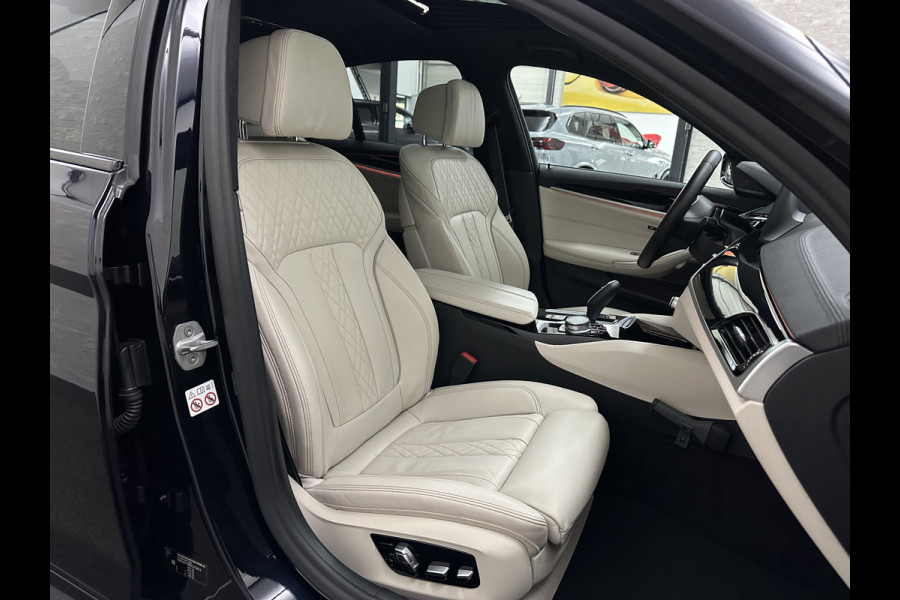 BMW 5 Serie 540i M-Sport | Schuifdak | Individual Leder | Harman-Kardon | Comfortstoelen | Head-Up | Memory | Full-LED | Stuurverwarming | 20'' | Origineel NL | Camera | Sfeerverlichting | Stoelverwarming | Carplay | Draadloos Laden |