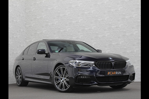 BMW 5 Serie 540i M-Sport | Schuifdak | Individual Leder | Harman-Kardon | Comfortstoelen | Head-Up | Memory | Full-LED | Stuurverwarming | 20'' | Origineel NL | Camera | Sfeerverlichting | Stoelverwarming | Carplay | Draadloos Laden |