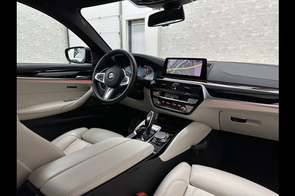 BMW 5 Serie 540i M-Sport | Schuifdak | Individual Leder | Harman-Kardon | Comfortstoelen | Head-Up | Memory | Full-LED | Stuurverwarming | 20'' | Origineel NL | Camera | Sfeerverlichting | Stoelverwarming | Carplay | Draadloos Laden |