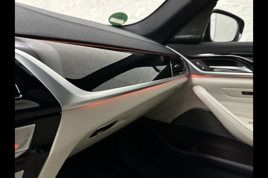 BMW 5 Serie 540i M-Sport | Schuifdak | Individual Leder | Harman-Kardon | Comfortstoelen | Head-Up | Memory | Full-LED | Stuurverwarming | 20'' | Origineel NL | Camera | Sfeerverlichting | Stoelverwarming | Carplay | Draadloos Laden |