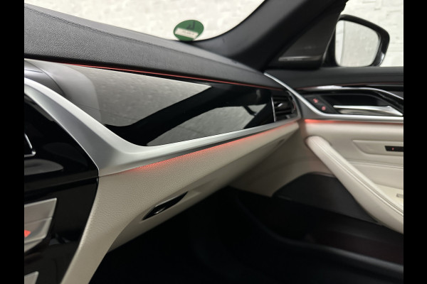 BMW 5 Serie 540i M-Sport | Schuifdak | Individual Leder | Harman-Kardon | Comfortstoelen | Head-Up | Memory | Full-LED | Stuurverwarming | 20'' | Origineel NL | Camera | Sfeerverlichting | Stoelverwarming | Carplay | Draadloos Laden |