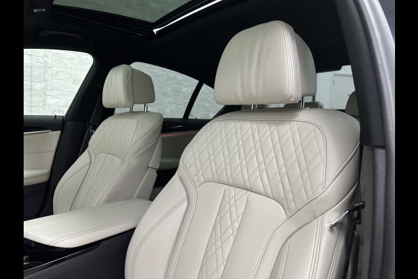 BMW 5 Serie 540i M-Sport | Schuifdak | Individual Leder | Harman-Kardon | Comfortstoelen | Head-Up | Memory | Full-LED | Stuurverwarming | 20'' | Origineel NL | Camera | Sfeerverlichting | Stoelverwarming | Carplay | Draadloos Laden |