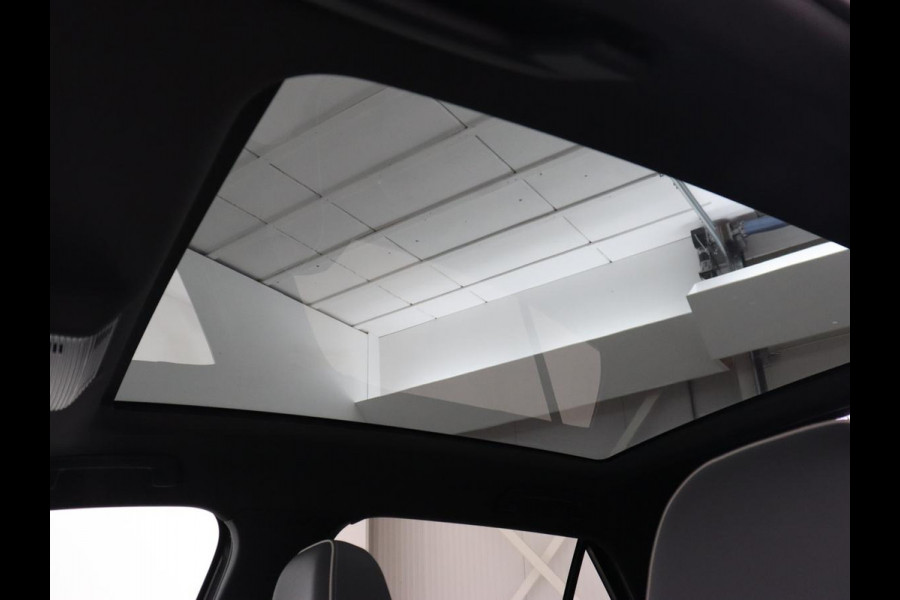 Volkswagen ID.3 First Max 58 kWh | Panoramadak | Head-Up | Stoel & stuurverwarming | Adaptive cruise | Camera | Massage | Elektrische stoelen | Trekhaak | Sfeerverlichting | Carplay | Matrix LED