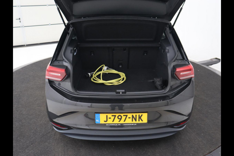 Volkswagen ID.3 First Max 58 kWh | Panoramadak | Head-Up | Stoel & stuurverwarming | Adaptive cruise | Camera | Massage | Elektrische stoelen | Trekhaak | Sfeerverlichting | Carplay | Matrix LED