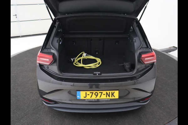 Volkswagen ID.3 First Max 58 kWh | Panoramadak | Head-Up | Stoel & stuurverwarming | Adaptive cruise | Camera | Massage | Elektrische stoelen | Trekhaak | Sfeerverlichting | Carplay | Matrix LED