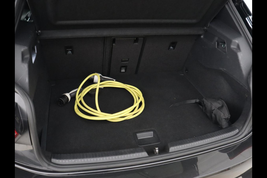 Volkswagen ID.3 First Max 58 kWh | Panoramadak | Head-Up | Stoel & stuurverwarming | Adaptive cruise | Camera | Massage | Elektrische stoelen | Trekhaak | Sfeerverlichting | Carplay | Matrix LED