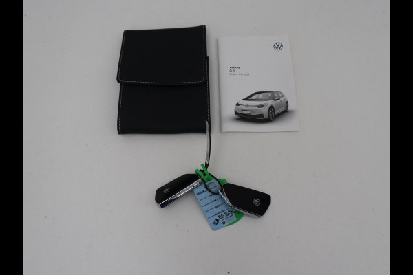 Volkswagen ID.3 First Max 58 kWh | Panoramadak | Head-Up | Stoel & stuurverwarming | Adaptive cruise | Camera | Massage | Elektrische stoelen | Trekhaak | Sfeerverlichting | Carplay | Matrix LED