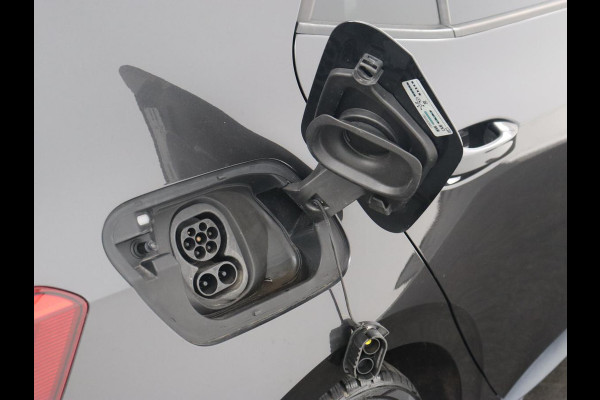 Volkswagen ID.3 First Max 58 kWh | Panoramadak | Head-Up | Stoel & stuurverwarming | Adaptive cruise | Camera | Massage | Elektrische stoelen | Trekhaak | Sfeerverlichting | Carplay | Matrix LED
