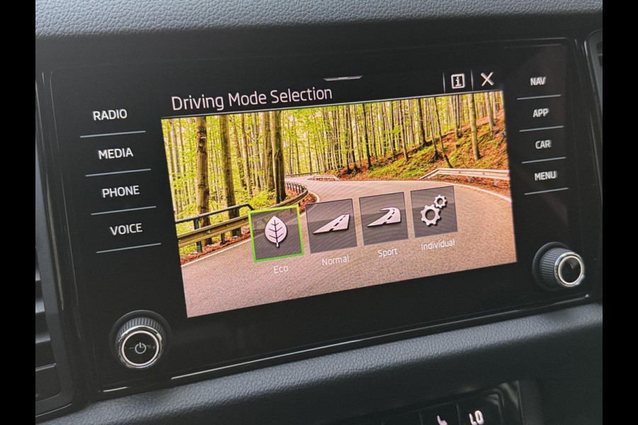 Škoda Kodiaq 1.5 TSI Sportline Automaat | Trekhaak uitklapbaar | Navigatiesysteem | Stoelverwarming | Stuurverwarming | Getint glas | Cruise