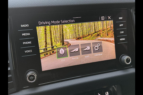 Škoda Kodiaq 1.5 TSI Sportline Automaat | Trekhaak uitklapbaar | Navigatiesysteem | Stoelverwarming | Stuurverwarming | Getint glas | Cruise