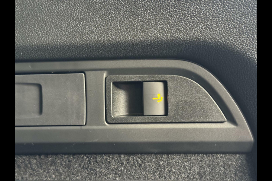 Škoda Kodiaq 1.5 TSI Sportline Automaat | Trekhaak uitklapbaar | Navigatiesysteem | Stoelverwarming | Stuurverwarming | Getint glas | Cruise