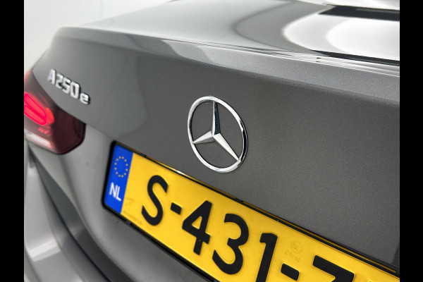 Mercedes-Benz A-Klasse 250 e Business Solution AMG Limited (Goed OnderH, Panorama, SfeerV, Carplay, Lane Assist, Navi, StoelV, Etc