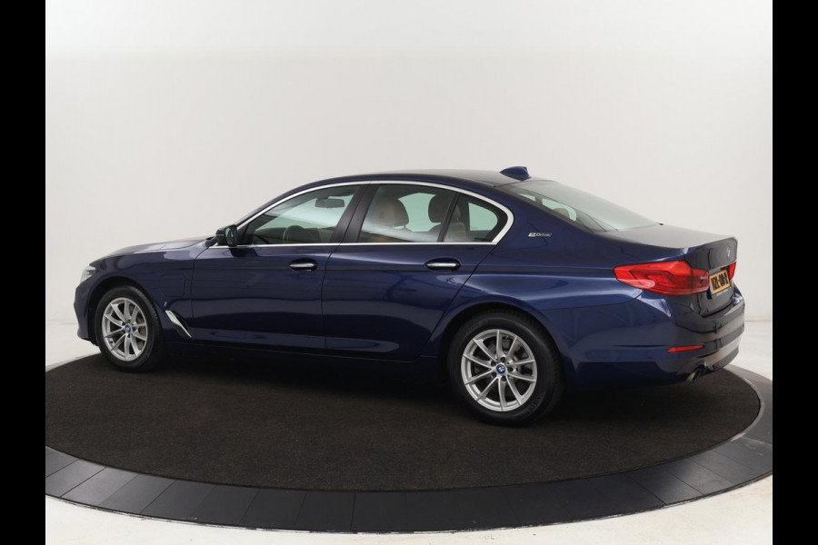 BMW 5 Serie 530e iPerformance | Leder | Stoelverwarming | Sfeerverlichting | Full LED | Navigatie | Parkeerhulp | Sportstoelen | Cruise control | PHEV | Plug In