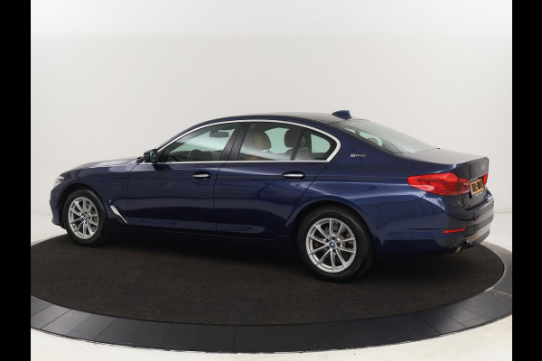 BMW 5 Serie 530e iPerformance | Leder | Stoelverwarming | Sfeerverlichting | Full LED | Navigatie | Parkeerhulp | Sportstoelen | Cruise control | PHEV | Plug In