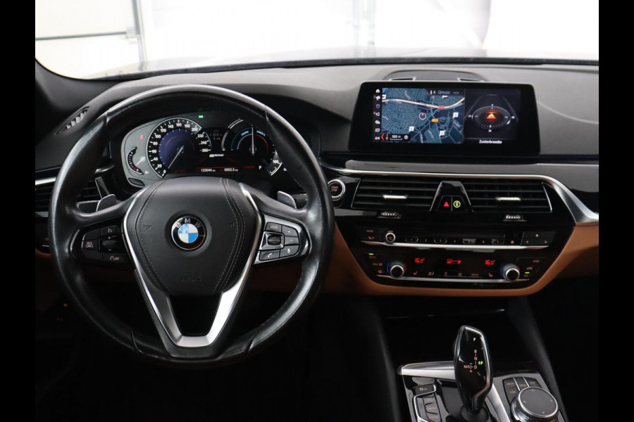 BMW 5 Serie 530e iPerformance | Leder | Stoelverwarming | Sfeerverlichting | Full LED | Navigatie | Parkeerhulp | Sportstoelen | Cruise control | PHEV | Plug In