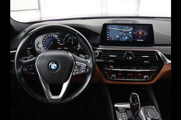 BMW 5 Serie 530e iPerformance | Leder | Stoelverwarming | Sfeerverlichting | Full LED | Navigatie | Parkeerhulp | Sportstoelen | Cruise control | PHEV | Plug In