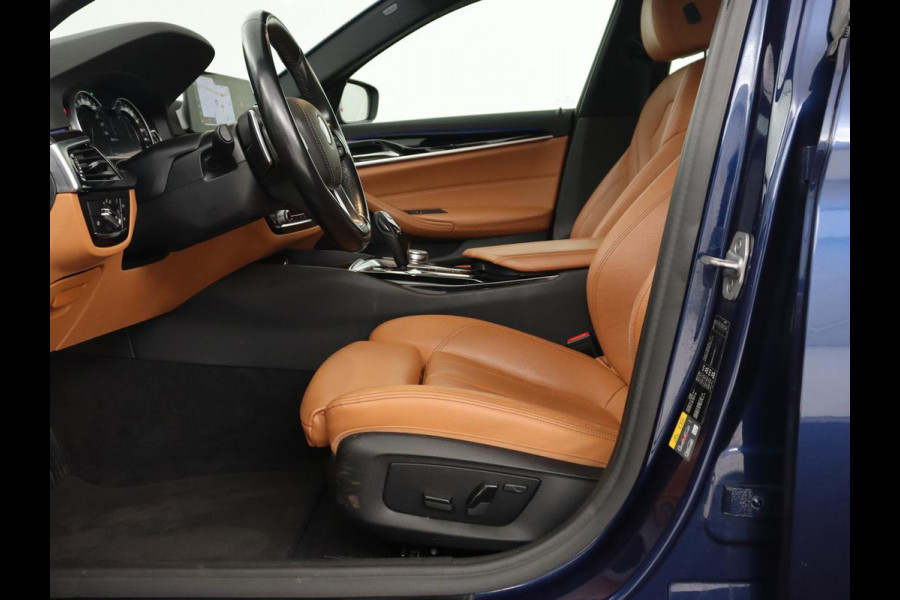 BMW 5 Serie 530e iPerformance | Leder | Stoelverwarming | Sfeerverlichting | Full LED | Navigatie | Parkeerhulp | Sportstoelen | Cruise control | PHEV | Plug In