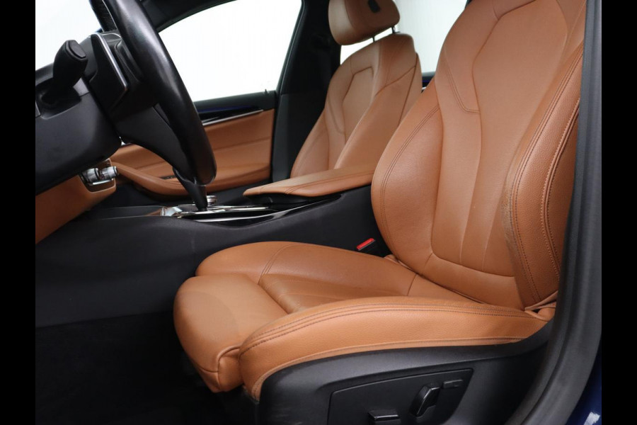 BMW 5 Serie 530e iPerformance | Leder | Stoelverwarming | Sfeerverlichting | Full LED | Navigatie | Parkeerhulp | Sportstoelen | Cruise control | PHEV | Plug In