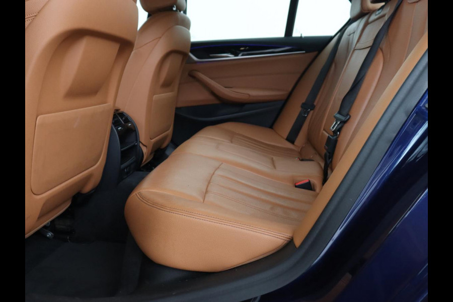 BMW 5 Serie 530e iPerformance | Leder | Stoelverwarming | Sfeerverlichting | Full LED | Navigatie | Parkeerhulp | Sportstoelen | Cruise control | PHEV | Plug In