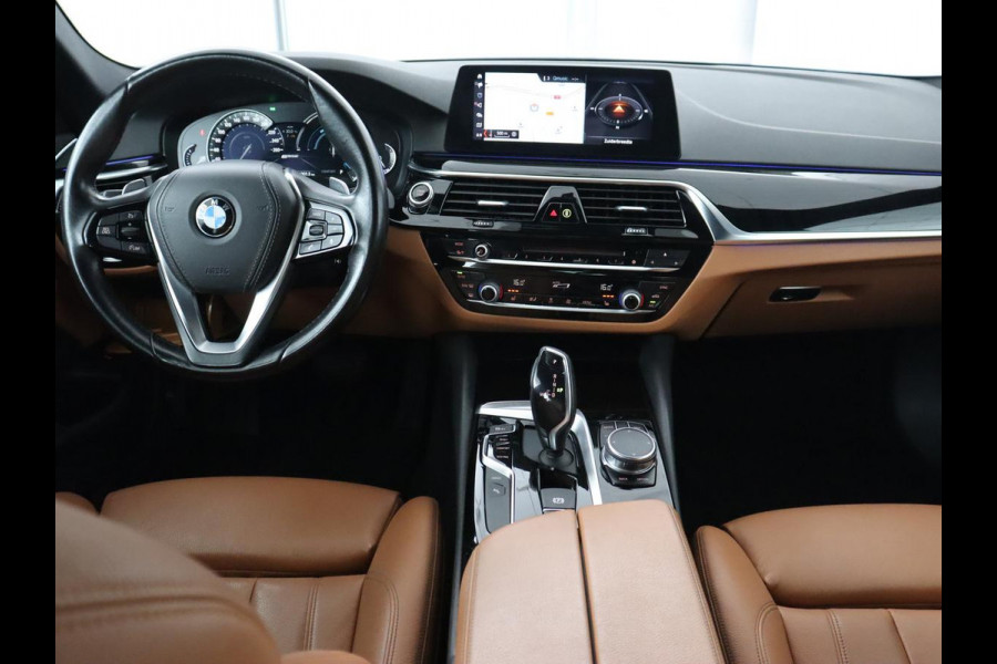 BMW 5 Serie 530e iPerformance | Leder | Stoelverwarming | Sfeerverlichting | Full LED | Navigatie | Parkeerhulp | Sportstoelen | Cruise control | PHEV | Plug In
