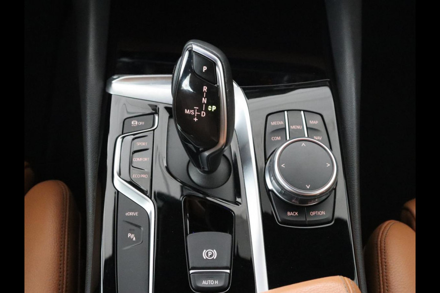BMW 5 Serie 530e iPerformance | Leder | Stoelverwarming | Sfeerverlichting | Full LED | Navigatie | Parkeerhulp | Sportstoelen | Cruise control | PHEV | Plug In