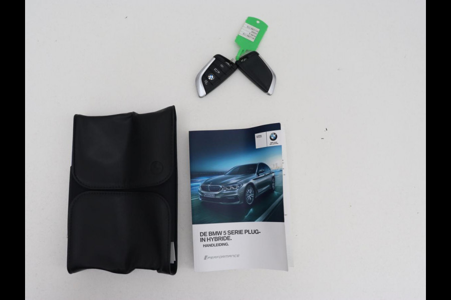 BMW 5 Serie 530e iPerformance | Leder | Stoelverwarming | Sfeerverlichting | Full LED | Navigatie | Parkeerhulp | Sportstoelen | Cruise control | PHEV | Plug In