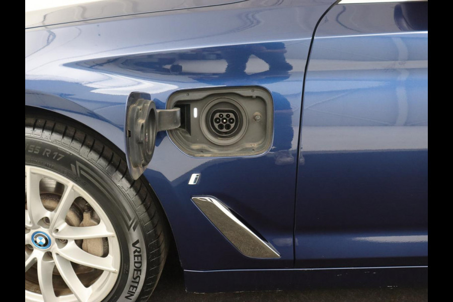 BMW 5 Serie 530e iPerformance | Leder | Stoelverwarming | Sfeerverlichting | Full LED | Navigatie | Parkeerhulp | Sportstoelen | Cruise control | PHEV | Plug In