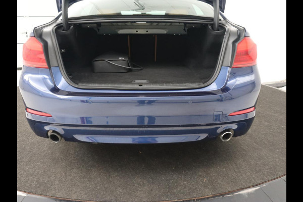 BMW 5 Serie 530e iPerformance | Leder | Stoelverwarming | Sfeerverlichting | Full LED | Navigatie | Parkeerhulp | Sportstoelen | Cruise control | PHEV | Plug In